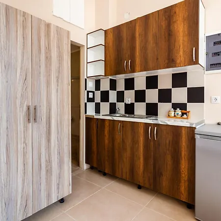 στούντιο στη στοά βαρβουτσή#10 *