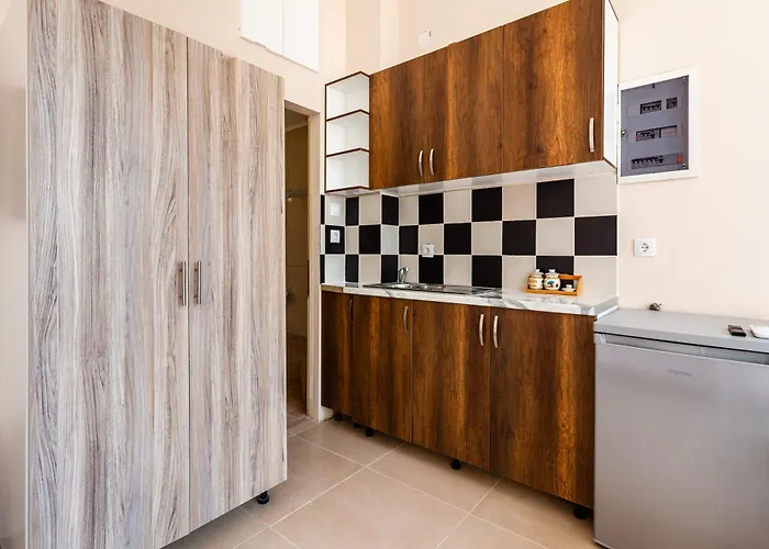 στούντιο στη στοά βαρβουτσή#10 *